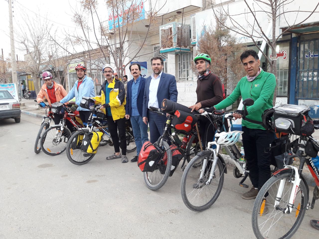 عبور دوچرخه سواران یزدی از کویر نمک شهرآباد