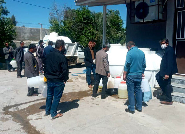 دومین مرحله توزیع بیش از ۱۰هزار لیتر محلول آب ژاول در کهگیلویه
