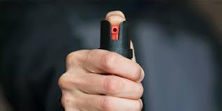 مسمومیت ۸ نفر بر اثر شوخی با اسپری فلفل در اهواز مسمومیت ۸ نفر بر اثر شوخی با اسپری فلفل در اهواز