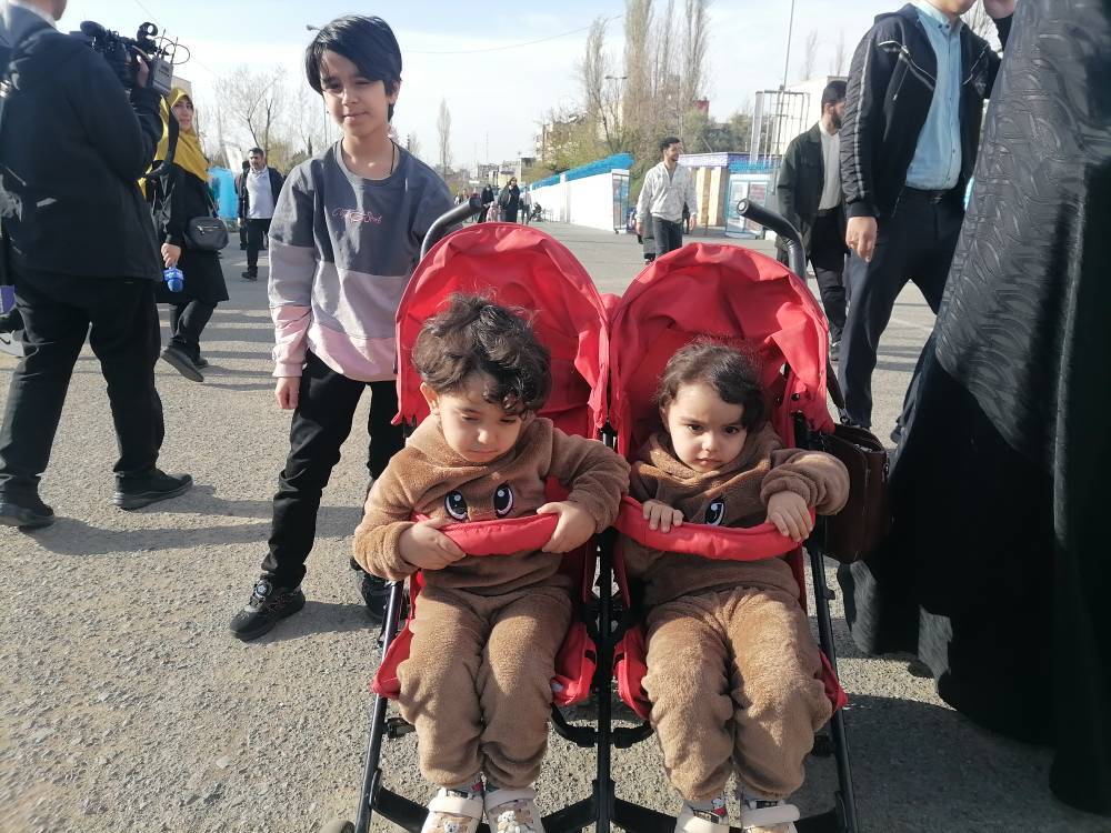 عید بندگی و مردم مومن در راه مصلی تهران