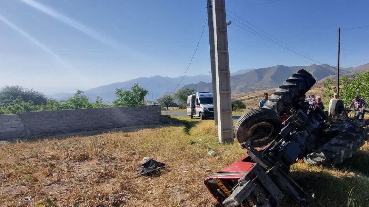 واژگونی تراکتور در ورودی روستای هلق جلفا