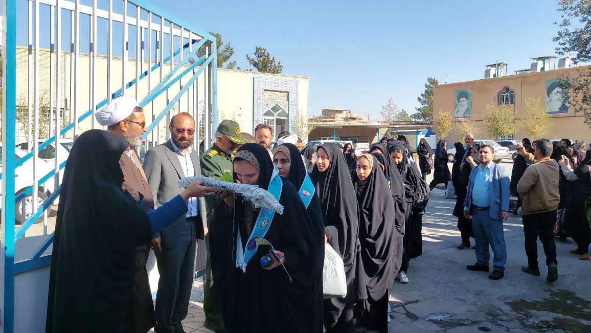 اعزام کاروان دانش آموزی راهیان نور از بردسکن به  مناطق عملیاتی جنوب کشور