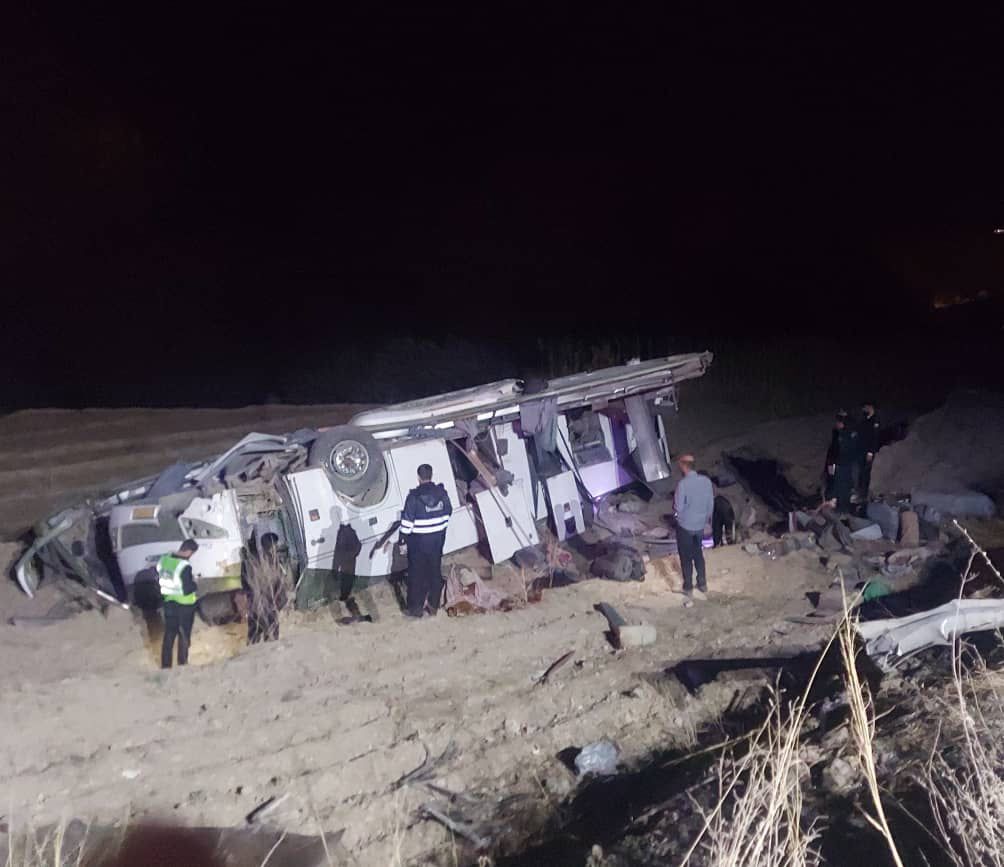 ۱۳ مصدوم در پی انحراف اتوبوس در جاده دنا